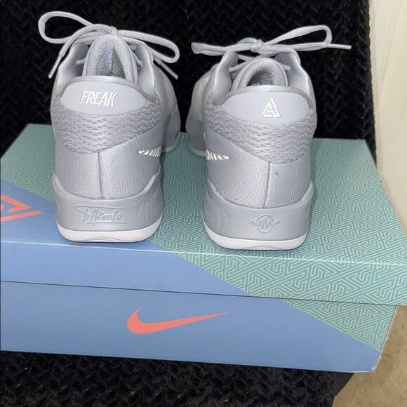 Nike Silver and White Men\'s Athletic Shoes main image 4